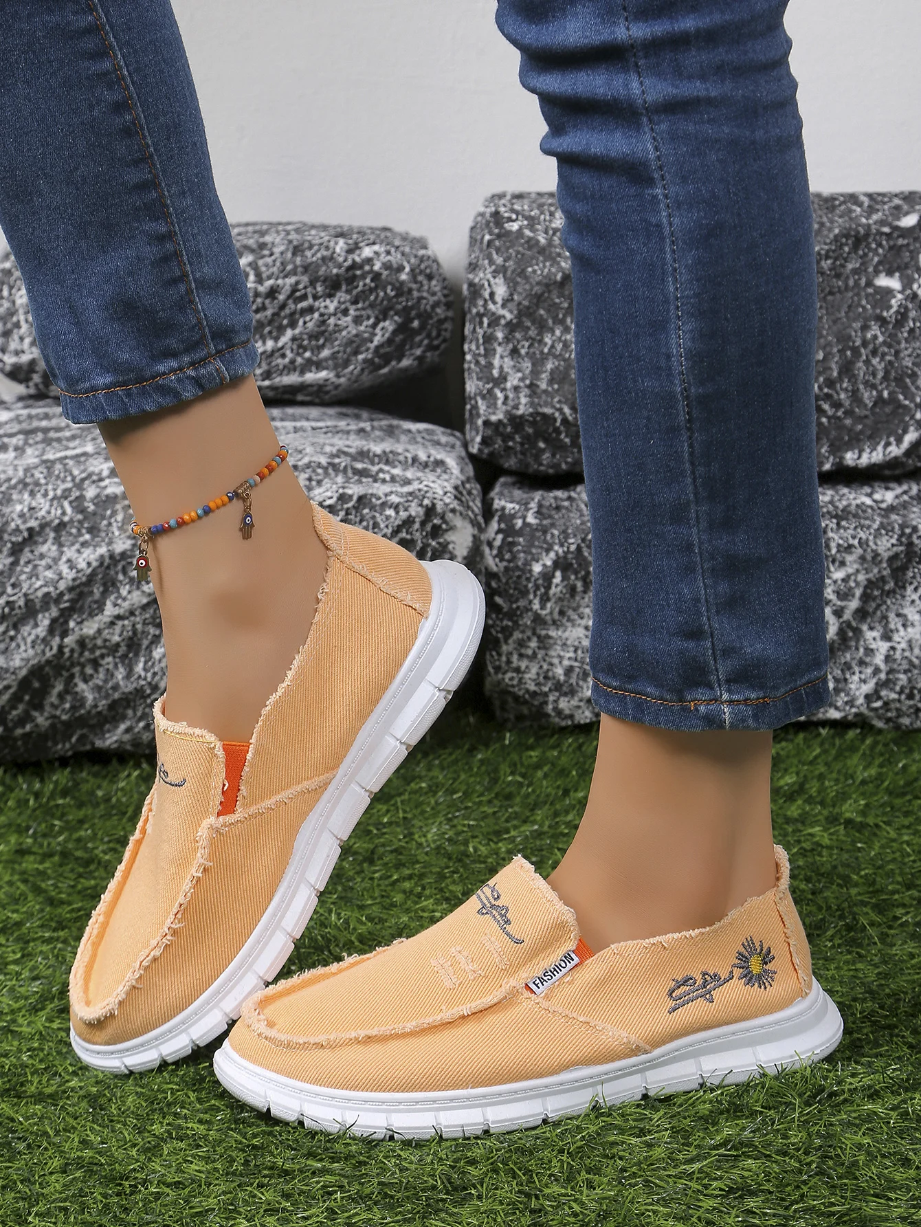 Women's Slip-On Canvas Shoes, Daisy Embroidered Casual Loafers, Comfortable Lightweight Walking Shoes for Daily Wear
