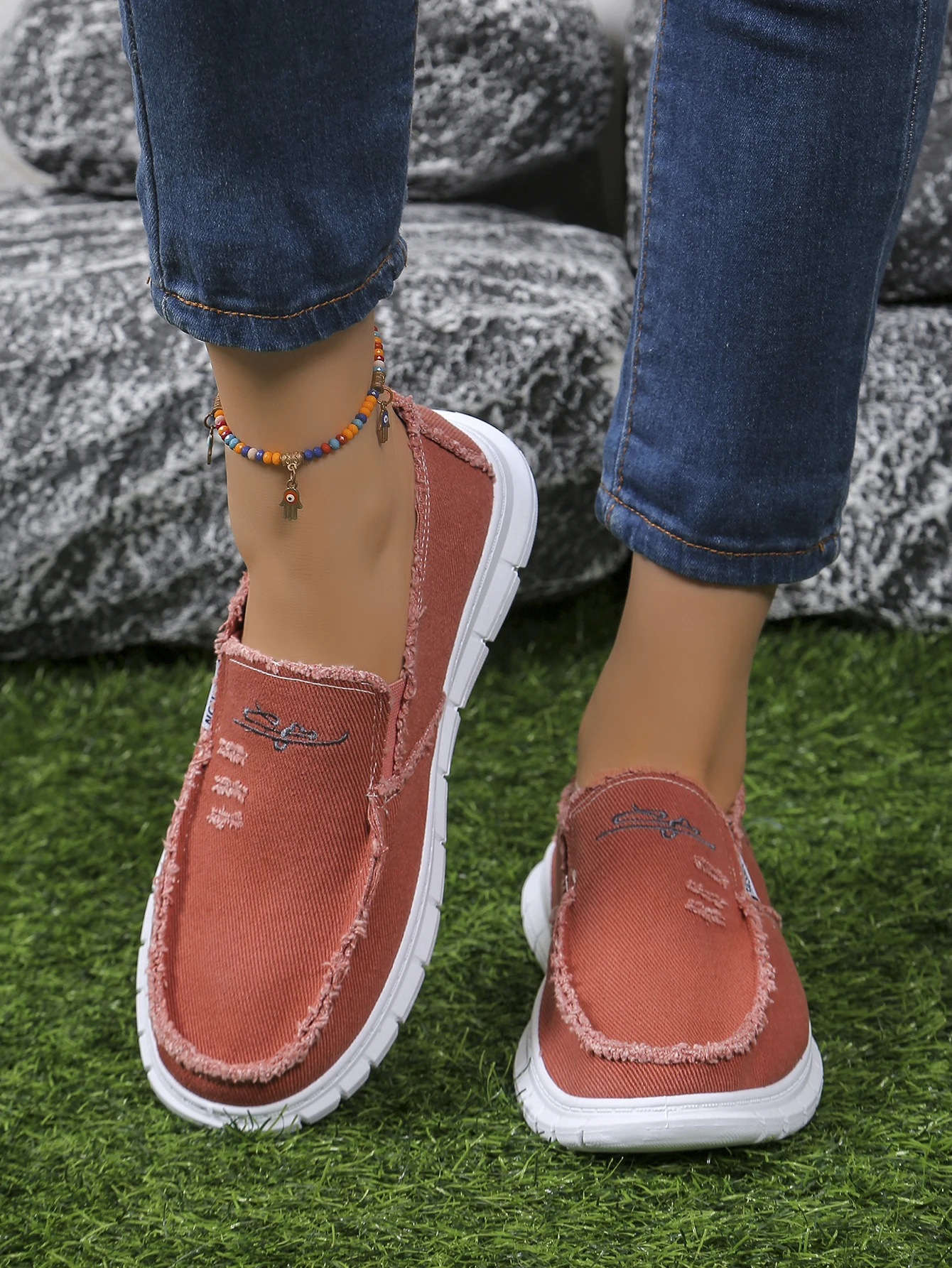 Women's Slip-On Canvas Shoes, Daisy Embroidered Casual Loafers, Comfortable Lightweight Walking Shoes for Daily Wear