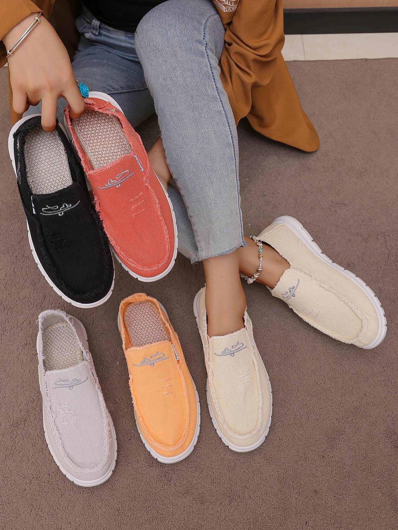 Women's Slip-On Canvas Shoes, Daisy Embroidered Casual Loafers, Comfortable Lightweight Walking Shoes for Daily Wear