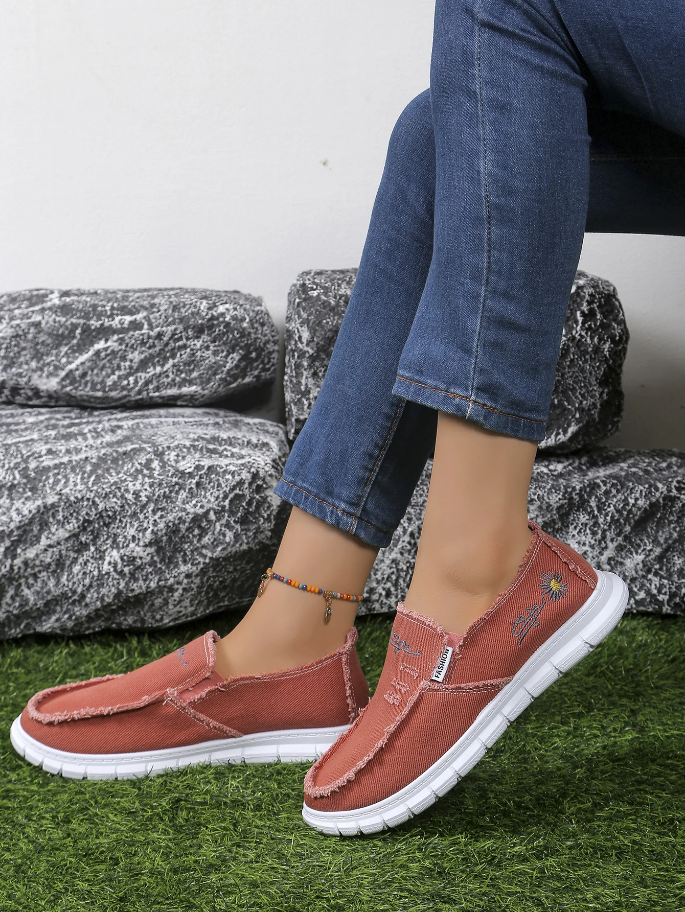 Women's Slip-On Canvas Shoes, Daisy Embroidered Casual Loafers, Comfortable Lightweight Walking Shoes for Daily Wear