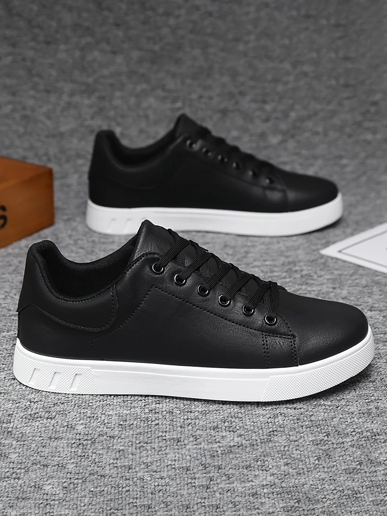 1 Pair of Minimalist Skate Shoes, Two Colors Available, Versatile and Comfortable, Plus Size Lace-Up, Soft Sole Lightweight, All