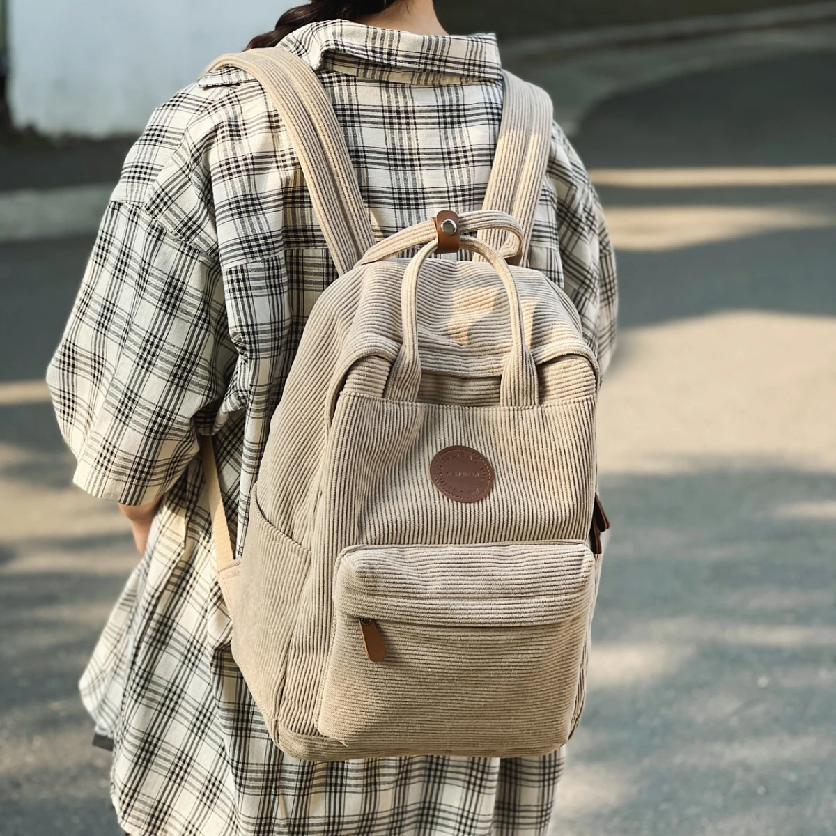Corduroy School Bag for Middle School Students, Ins-Style College Backpack, New Autumn and Winter Solid Color Velvet Backpack for Girls, Suitable for Students Attending Classes, Shopping, and Hiking