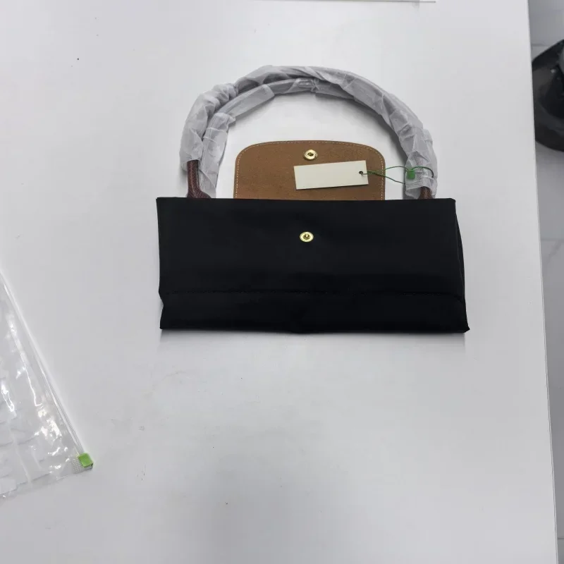 Sac hobo pliable classique en nylon, sac à main à bandoulière pour femmes avec design brodé