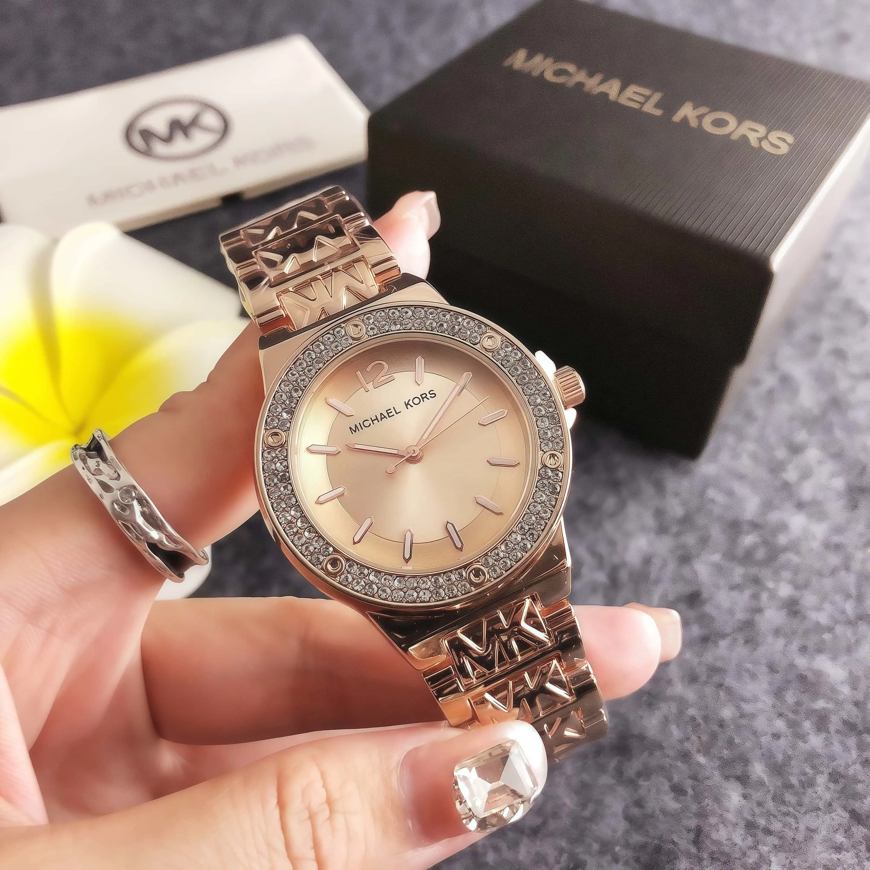 New Women's Michael Kors Simple and Fresh Quartz Watch Pouch, Multifunctional Women's Wristwatch with Storage Bag