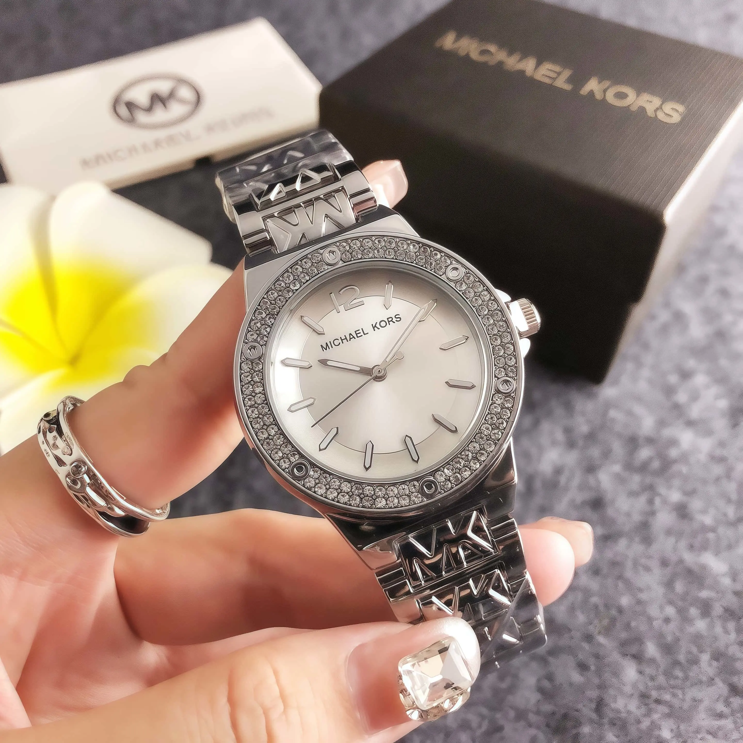 New Women's Michael Kors Simple and Fresh Quartz Watch Pouch, Multifunctional Women's Wristwatch with Storage Bag