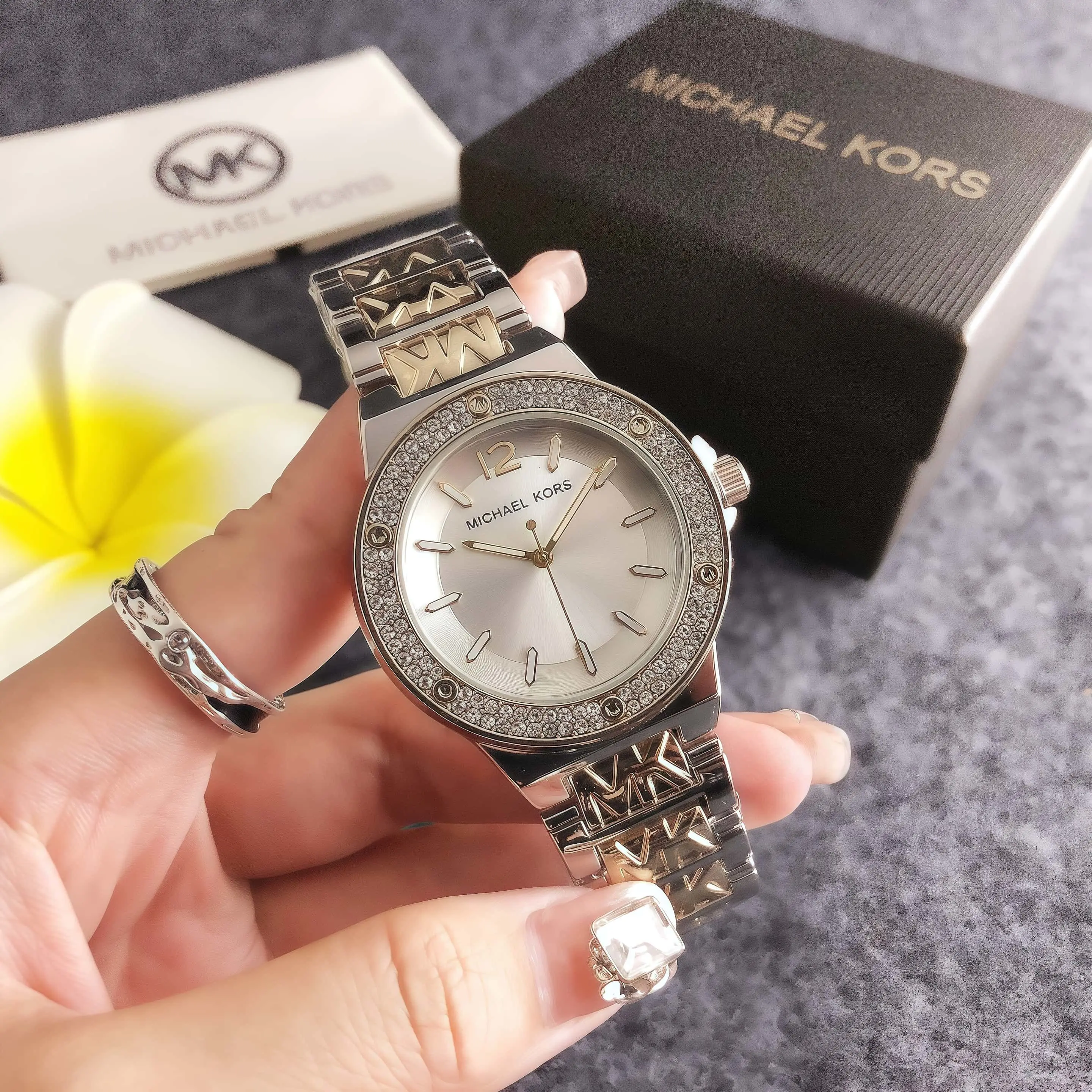 New Women's Michael Kors Simple and Fresh Quartz Watch Pouch, Multifunctional Women's Wristwatch with Storage Bag
