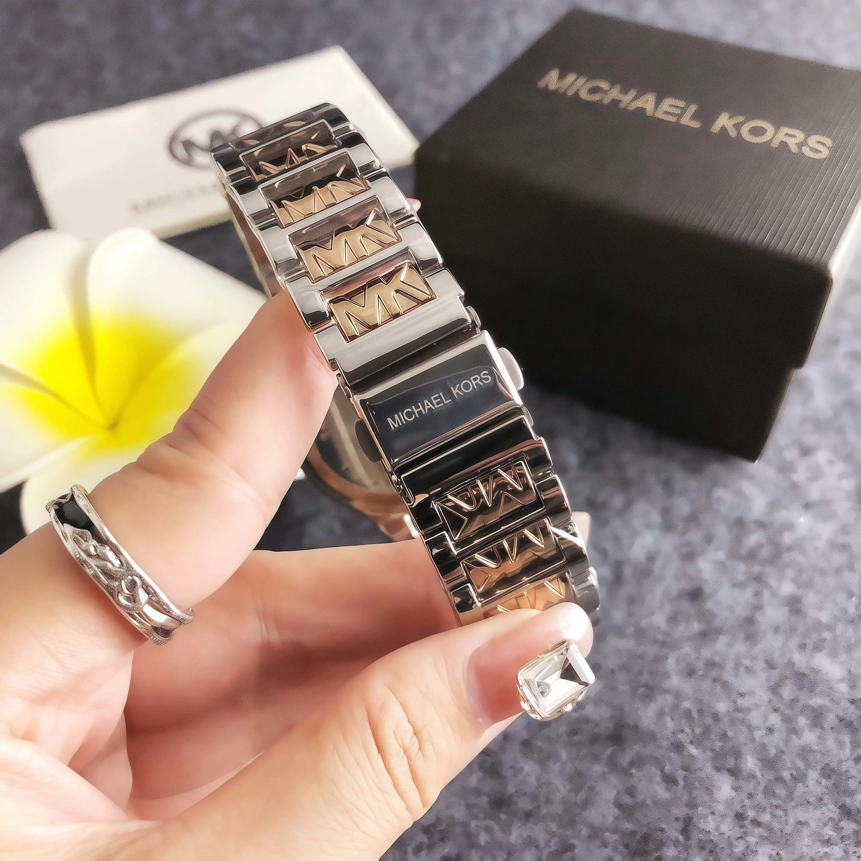 New Women's Michael Kors Simple and Fresh Quartz Watch Pouch, Multifunctional Women's Wristwatch with Storage Bag