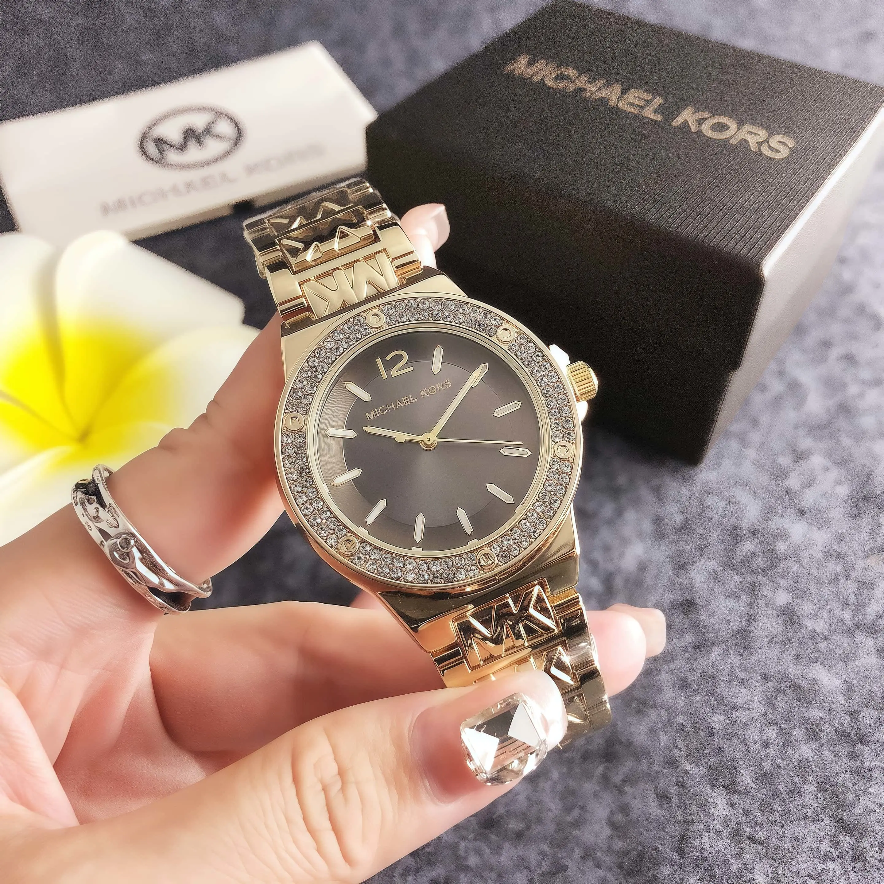 New Women's Michael Kors Simple and Fresh Quartz Watch Pouch, Multifunctional Women's Wristwatch with Storage Bag