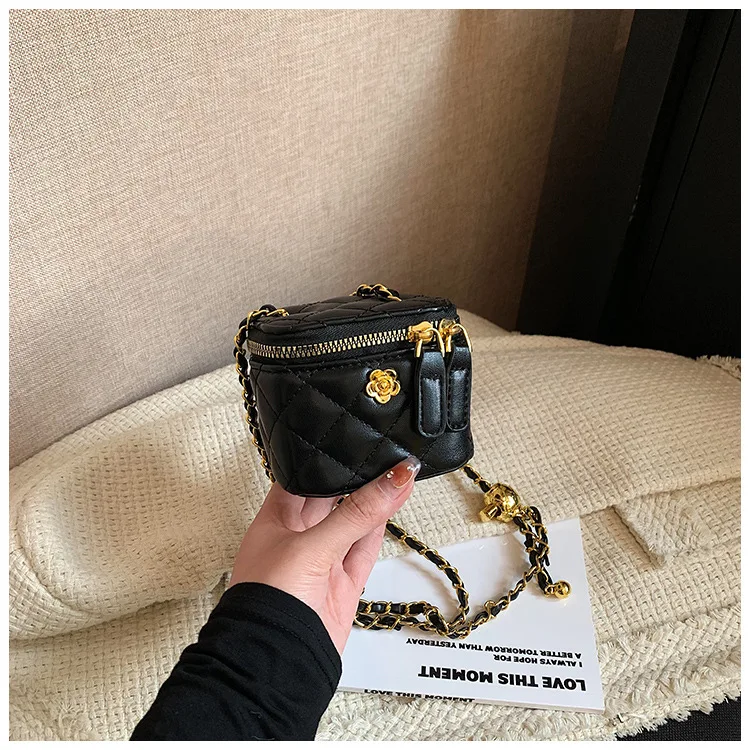 Lingge Chain Mini Shoulder Bag Women's Chain Handbag Retro Commuting Decoration Lipstick Crossbody Bag Dinner Bag Purse