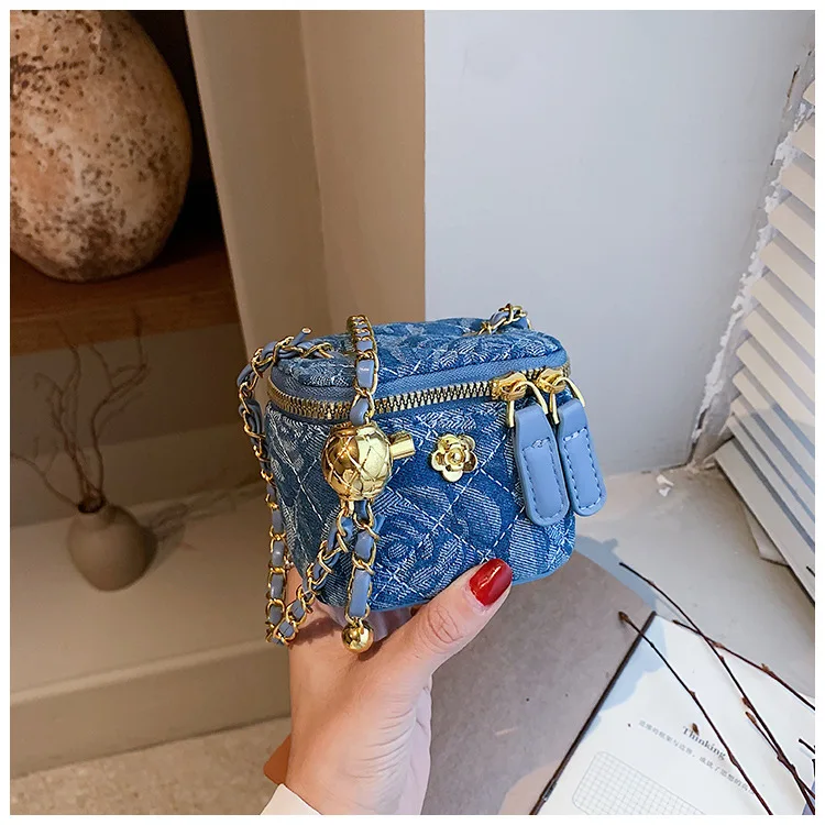 Lingge Chain Mini Shoulder Bag Women's Chain Handbag Retro Commuting Decoration Lipstick Crossbody Bag Dinner Bag Purse