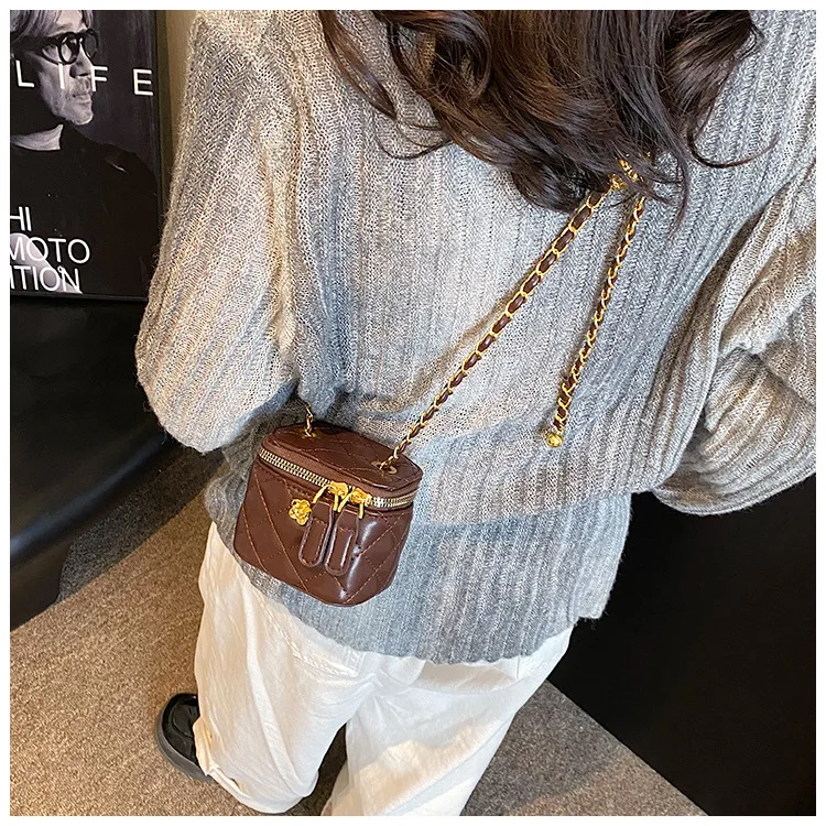 Lingge Chain Mini Shoulder Bag Women's Chain Handbag Retro Commuting Decoration Lipstick Crossbody Bag Dinner Bag Purse