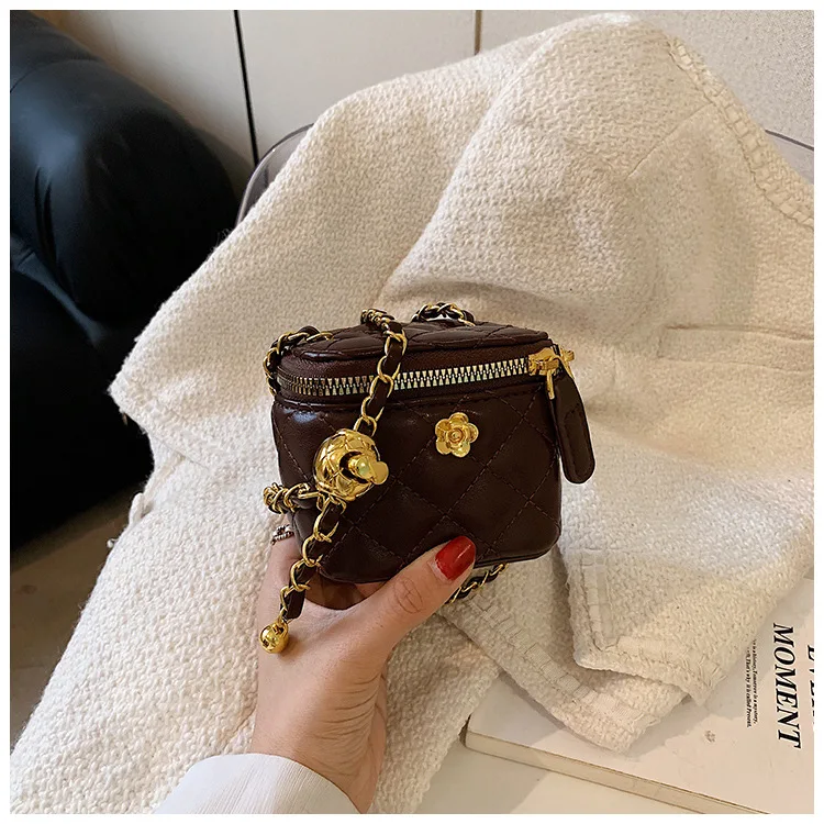 Lingge Chain Mini Shoulder Bag Women's Chain Handbag Retro Commuting Decoration Lipstick Crossbody Bag Dinner Bag Purse