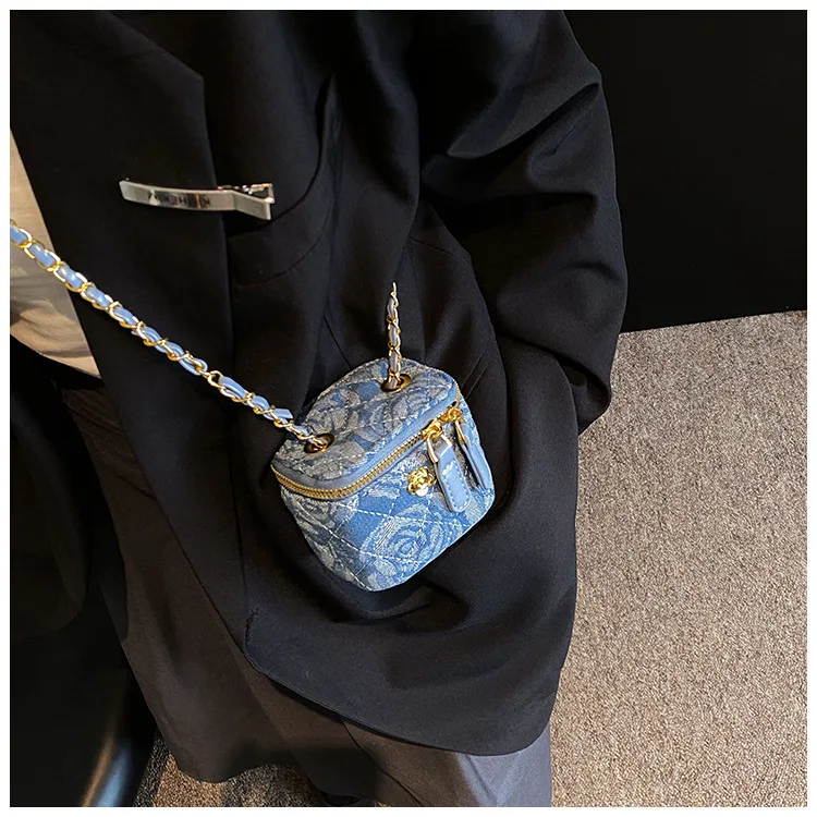 Lingge Chain Mini Shoulder Bag Women's Chain Handbag Retro Commuting Decoration Lipstick Crossbody Bag Dinner Bag Purse