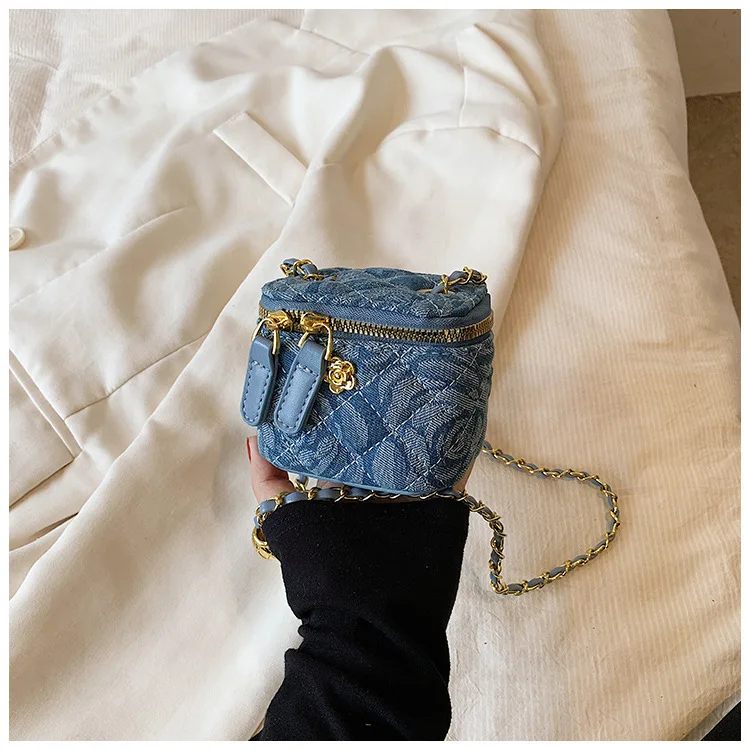 Lingge Chain Mini Shoulder Bag Women's Chain Handbag Retro Commuting Decoration Lipstick Crossbody Bag Dinner Bag Purse
