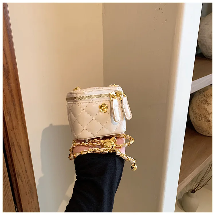 Lingge Chain Mini Shoulder Bag Women's Chain Handbag Retro Commuting Decoration Lipstick Crossbody Bag Dinner Bag Purse