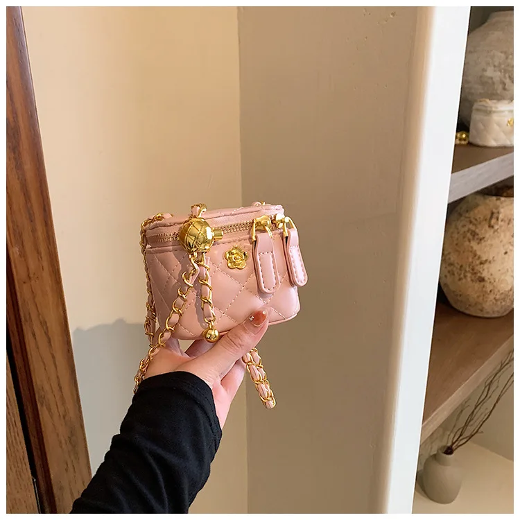 Lingge Chain Mini Shoulder Bag Women's Chain Handbag Retro Commuting Decoration Lipstick Crossbody Bag Dinner Bag Purse