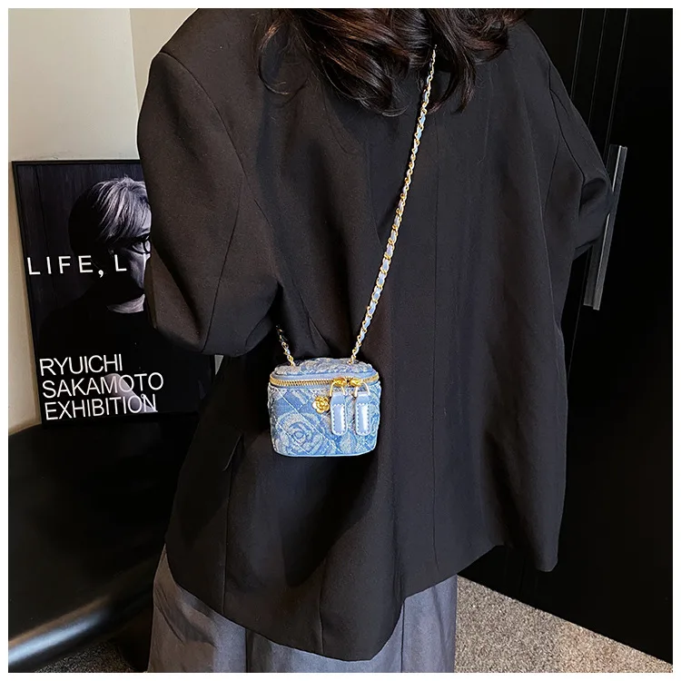 Lingge Chain Mini Shoulder Bag Women's Chain Handbag Retro Commuting Decoration Lipstick Crossbody Bag Dinner Bag Purse