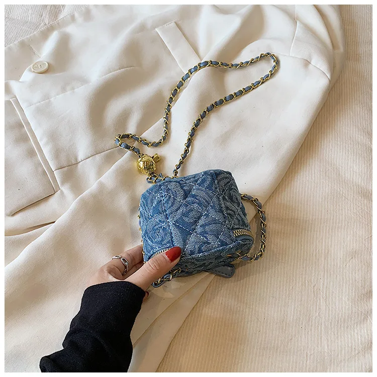 Lingge Chain Mini Shoulder Bag Women's Chain Handbag Retro Commuting Decoration Lipstick Crossbody Bag Dinner Bag Purse