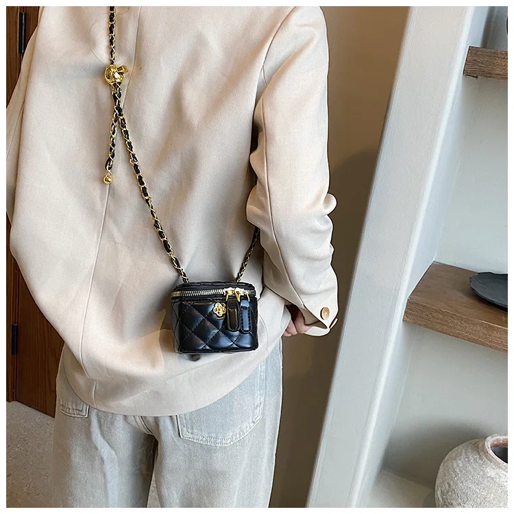 Lingge Chain Mini Shoulder Bag Women's Chain Handbag Retro Commuting Decoration Lipstick Crossbody Bag Dinner Bag Purse