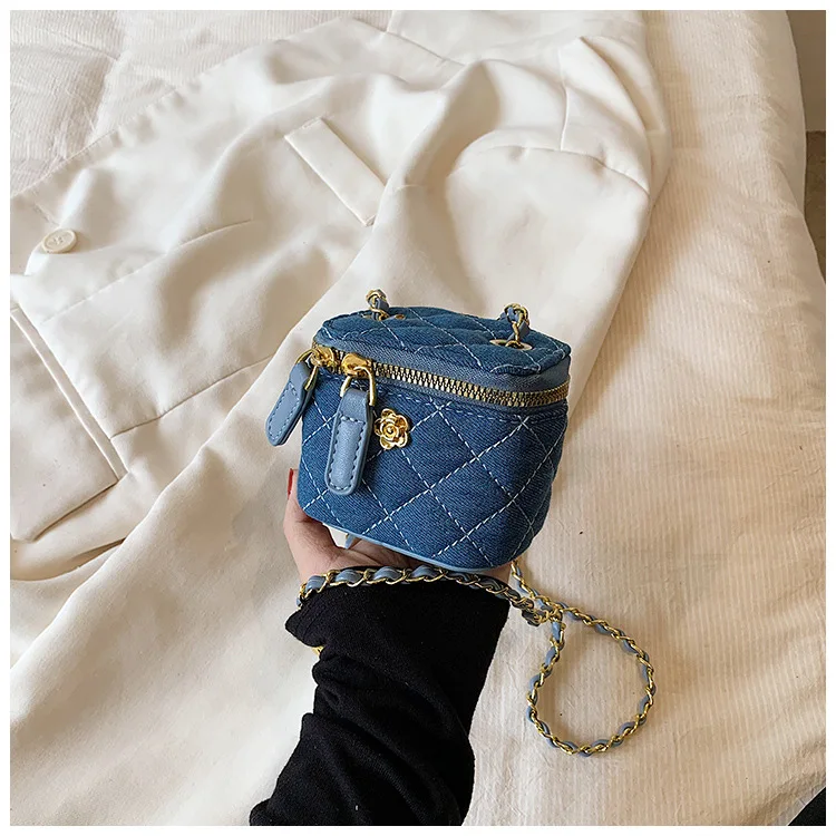 Lingge Chain Mini Shoulder Bag Women's Chain Handbag Retro Commuting Decoration Lipstick Crossbody Bag Dinner Bag Purse