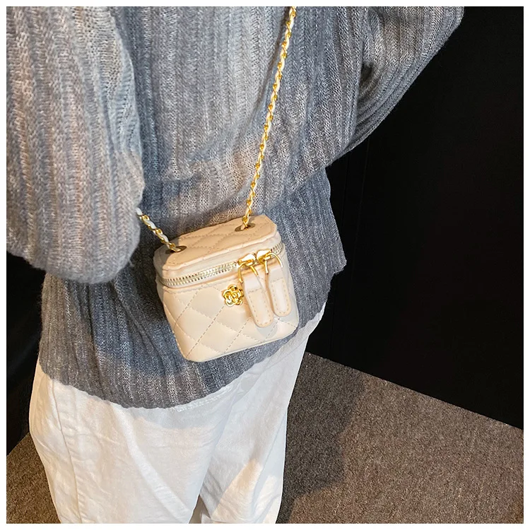Lingge Chain Mini Shoulder Bag Women's Chain Handbag Retro Commuting Decoration Lipstick Crossbody Bag Dinner Bag Purse