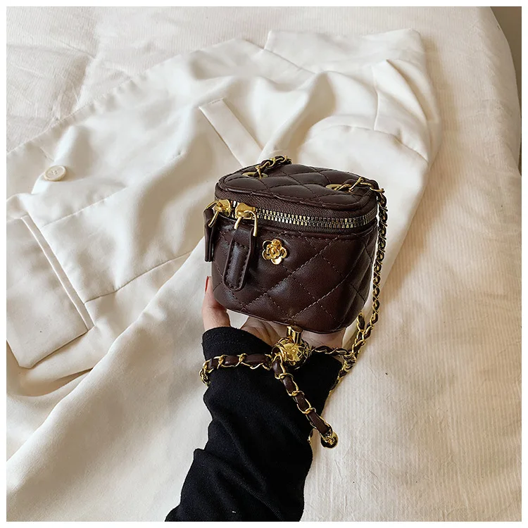 Lingge Chain Mini Shoulder Bag Women's Chain Handbag Retro Commuting Decoration Lipstick Crossbody Bag Dinner Bag Purse