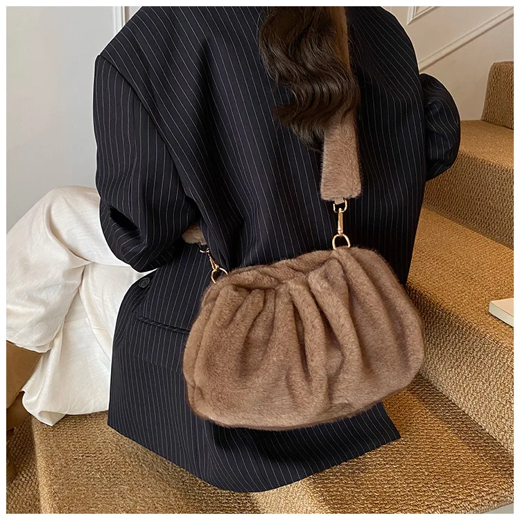 New Comfortable Versatile Texture Top Clutch Bag Women Winter Fluffy Cloud Crossbody Bag Retro Furry Commuting Storage Bag