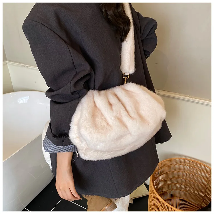 New Comfortable Versatile Texture Top Clutch Bag Women Winter Fluffy Cloud Crossbody Bag Retro Furry Commuting Storage Bag