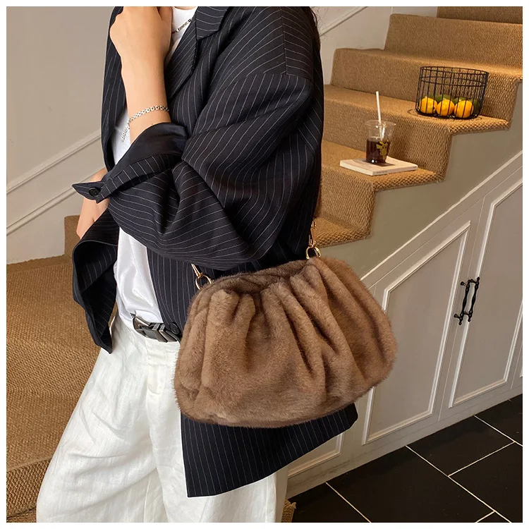 New Comfortable Versatile Texture Top Clutch Bag Women Winter Fluffy Cloud Crossbody Bag Retro Furry Commuting Storage Bag