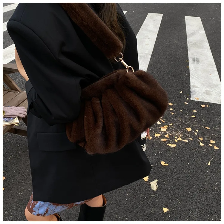 New Comfortable Versatile Texture Top Clutch Bag Women Winter Fluffy Cloud Crossbody Bag Retro Furry Commuting Storage Bag