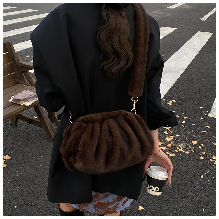 New Comfortable Versatile Texture Top Clutch Bag Women Winter Fluffy Cloud Crossbody Bag Retro Furry Commuting Storage Bag