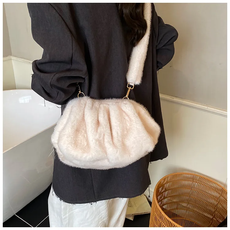 New Comfortable Versatile Texture Top Clutch Bag Women Winter Fluffy Cloud Crossbody Bag Retro Furry Commuting Storage Bag