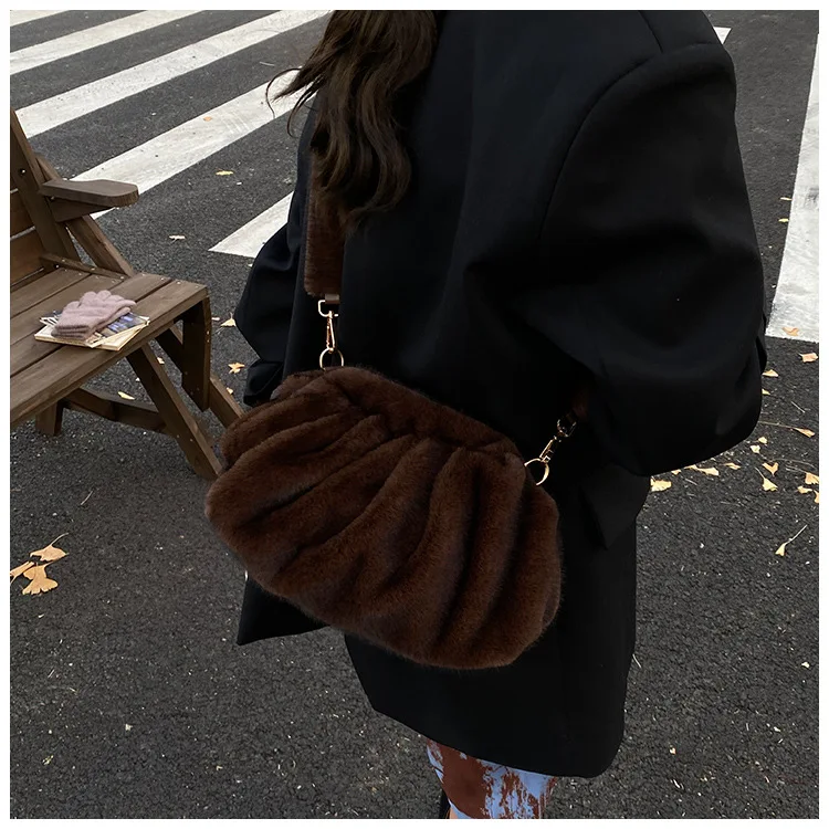 New Comfortable Versatile Texture Top Clutch Bag Women Winter Fluffy Cloud Crossbody Bag Retro Furry Commuting Storage Bag