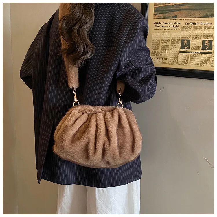 New Comfortable Versatile Texture Top Clutch Bag Women Winter Fluffy Cloud Crossbody Bag Retro Furry Commuting Storage Bag