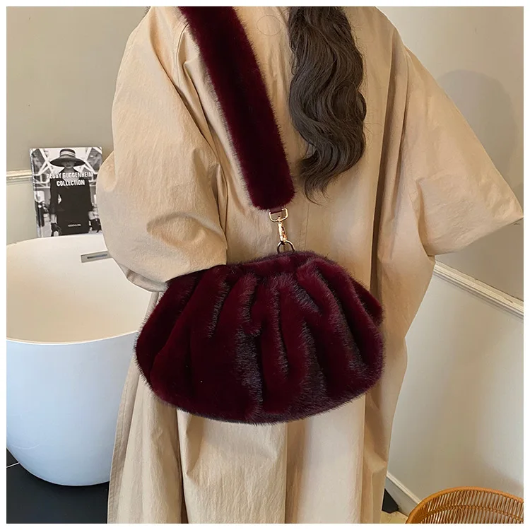 New Comfortable Versatile Texture Top Clutch Bag Women Winter Fluffy Cloud Crossbody Bag Retro Furry Commuting Storage Bag