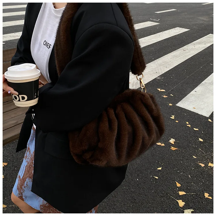 New Comfortable Versatile Texture Top Clutch Bag Women Winter Fluffy Cloud Crossbody Bag Retro Furry Commuting Storage Bag