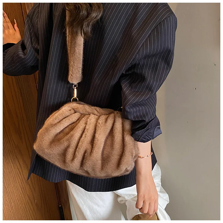 New Comfortable Versatile Texture Top Clutch Bag Women Winter Fluffy Cloud Crossbody Bag Retro Furry Commuting Storage Bag