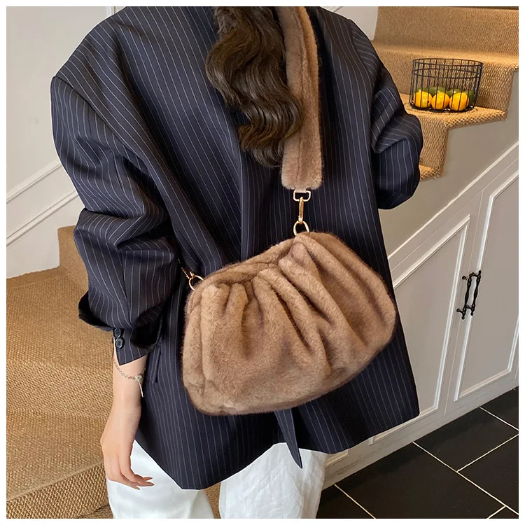 New Comfortable Versatile Texture Top Clutch Bag Women Winter Fluffy Cloud Crossbody Bag Retro Furry Commuting Storage Bag