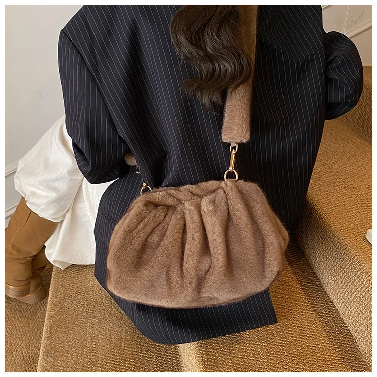 New Comfortable Versatile Texture Top Clutch Bag Women Winter Fluffy Cloud Crossbody Bag Retro Furry Commuting Storage Bag
