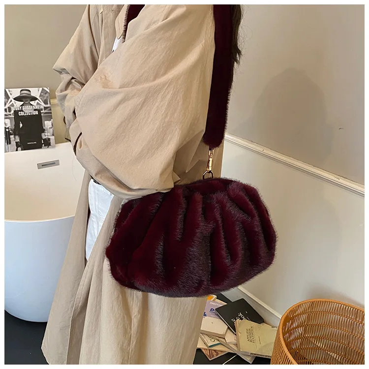 New Comfortable Versatile Texture Top Clutch Bag Women Winter Fluffy Cloud Crossbody Bag Retro Furry Commuting Storage Bag