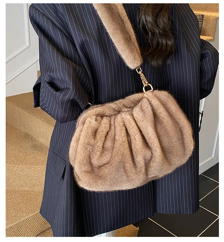 New Comfortable Versatile Texture Top Clutch Bag Women Winter Fluffy Cloud Crossbody Bag Retro Furry Commuting Storage Bag