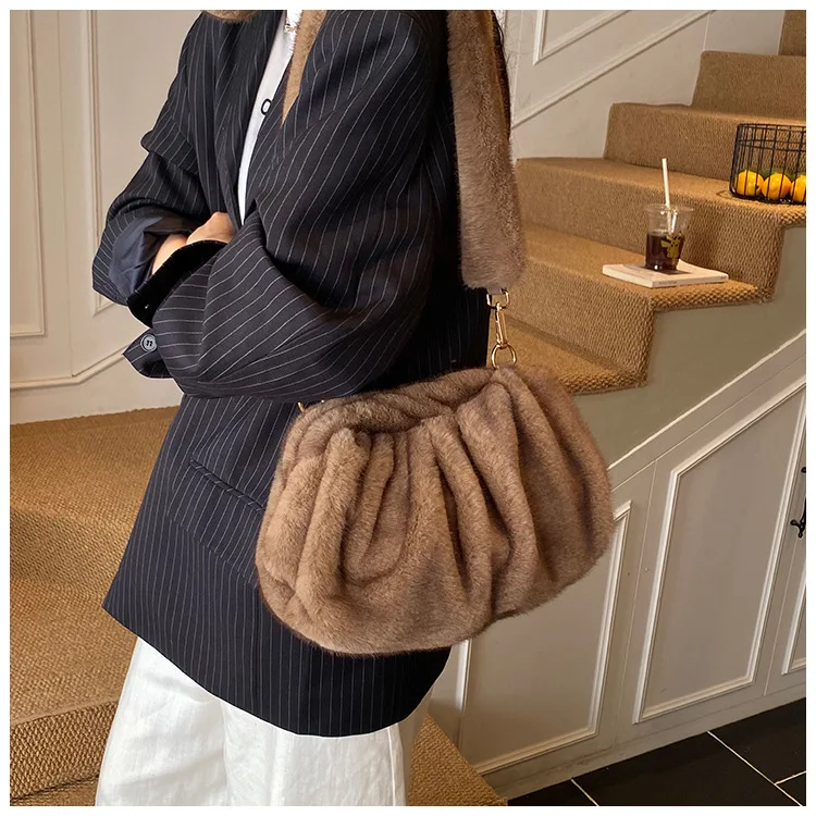 New Comfortable Versatile Texture Top Clutch Bag Women Winter Fluffy Cloud Crossbody Bag Retro Furry Commuting Storage Bag