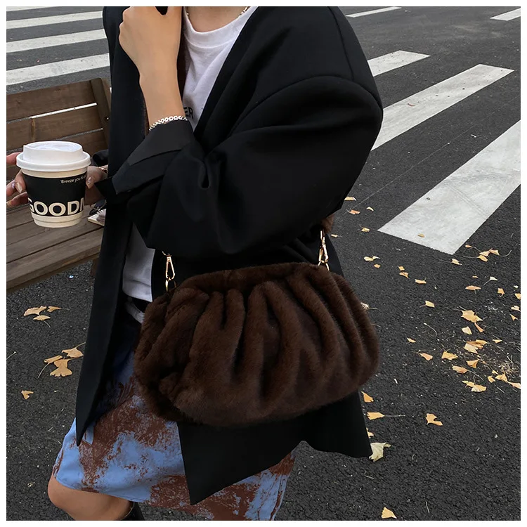 New Comfortable Versatile Texture Top Clutch Bag Women Winter Fluffy Cloud Crossbody Bag Retro Furry Commuting Storage Bag