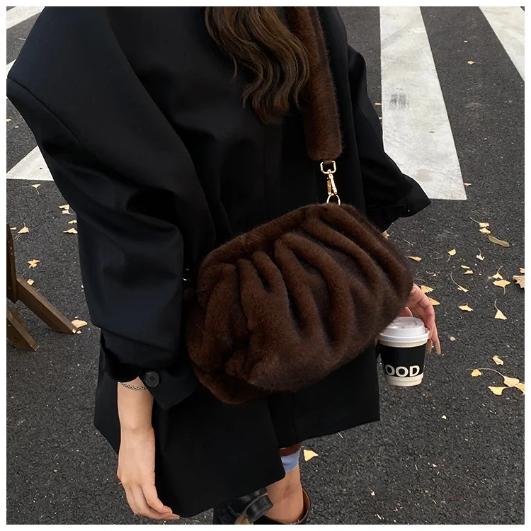 New Comfortable Versatile Texture Top Clutch Bag Women Winter Fluffy Cloud Crossbody Bag Retro Furry Commuting Storage Bag