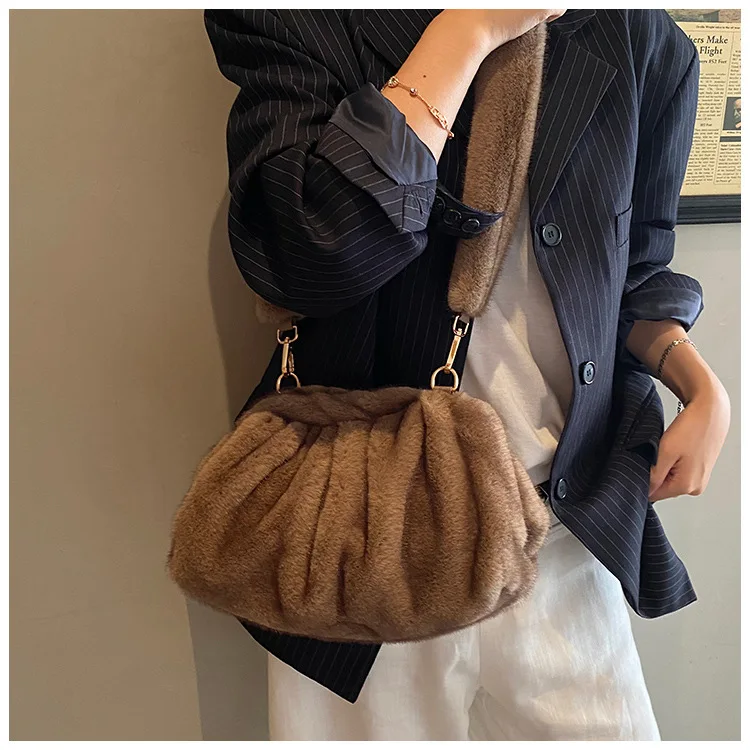 New Comfortable Versatile Texture Top Clutch Bag Women Winter Fluffy Cloud Crossbody Bag Retro Furry Commuting Storage Bag
