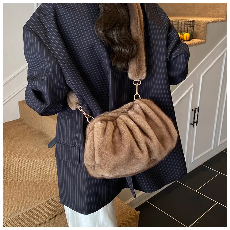 New Comfortable Versatile Texture Top Clutch Bag Women Winter Fluffy Cloud Crossbody Bag Retro Furry Commuting Storage Bag