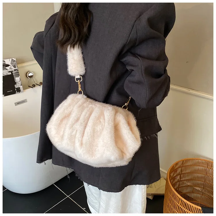 New Comfortable Versatile Texture Top Clutch Bag Women Winter Fluffy Cloud Crossbody Bag Retro Furry Commuting Storage Bag
