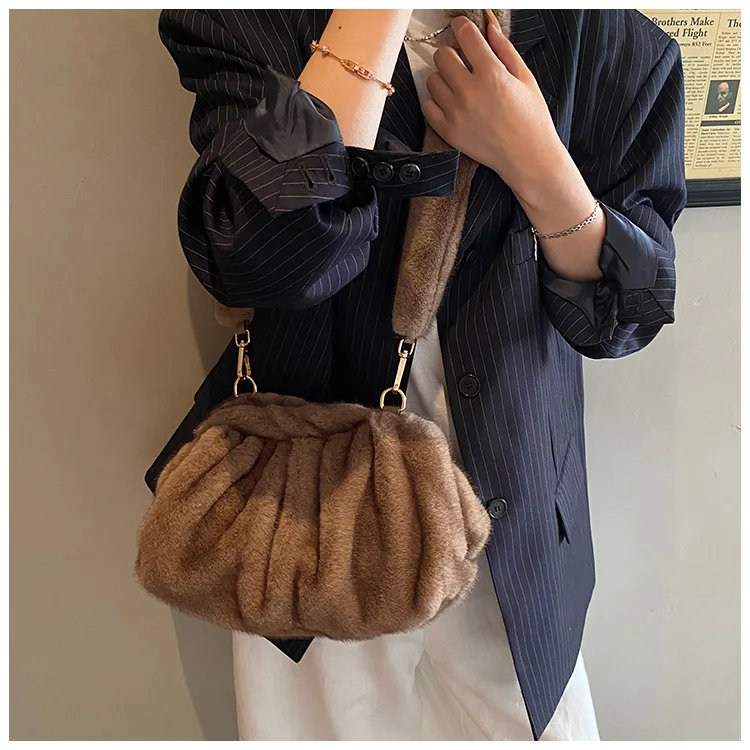 New Comfortable Versatile Texture Top Clutch Bag Women Winter Fluffy Cloud Crossbody Bag Retro Furry Commuting Storage Bag