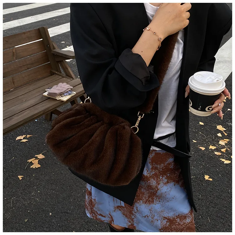 New Comfortable Versatile Texture Top Clutch Bag Women Winter Fluffy Cloud Crossbody Bag Retro Furry Commuting Storage Bag