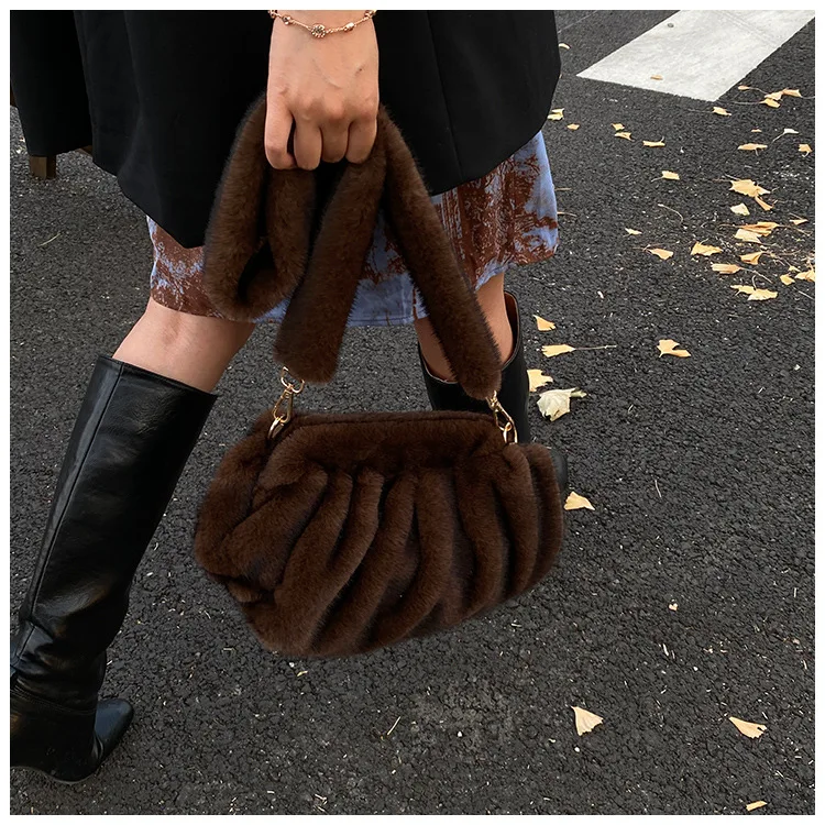 New Comfortable Versatile Texture Top Clutch Bag Women Winter Fluffy Cloud Crossbody Bag Retro Furry Commuting Storage Bag